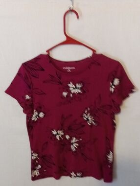 Crofts & Barrow Floral Short Sleeve Tee Size Med. Berry Color, Crew Neck